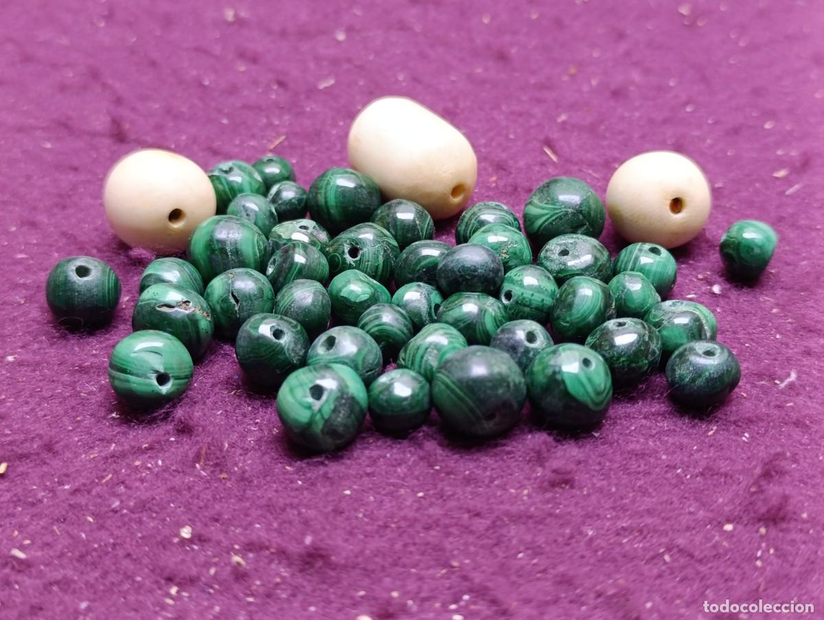 Joyeria: Lote para bisuter&iacute;a, 42 bolas de Malaquita y 3 de hueso o similar, unos 100 grs.