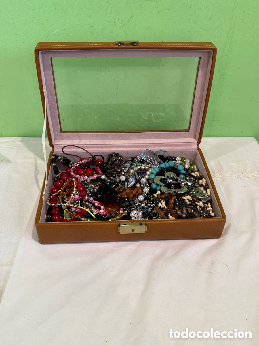 Joyeria: Lote Bisuter&iacute;a Vintage Sin Clasificar con Joyero Tal Como se Encontr&oacute;