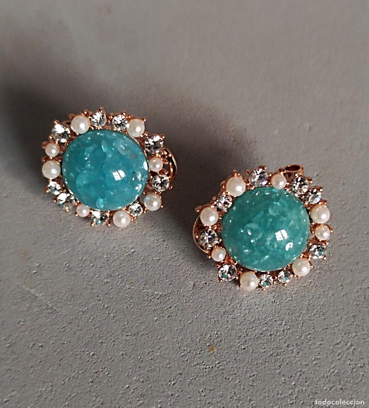 Joyeria: Pendientes con cristal azul, cierre de omega. Bisuter&iacute;a.