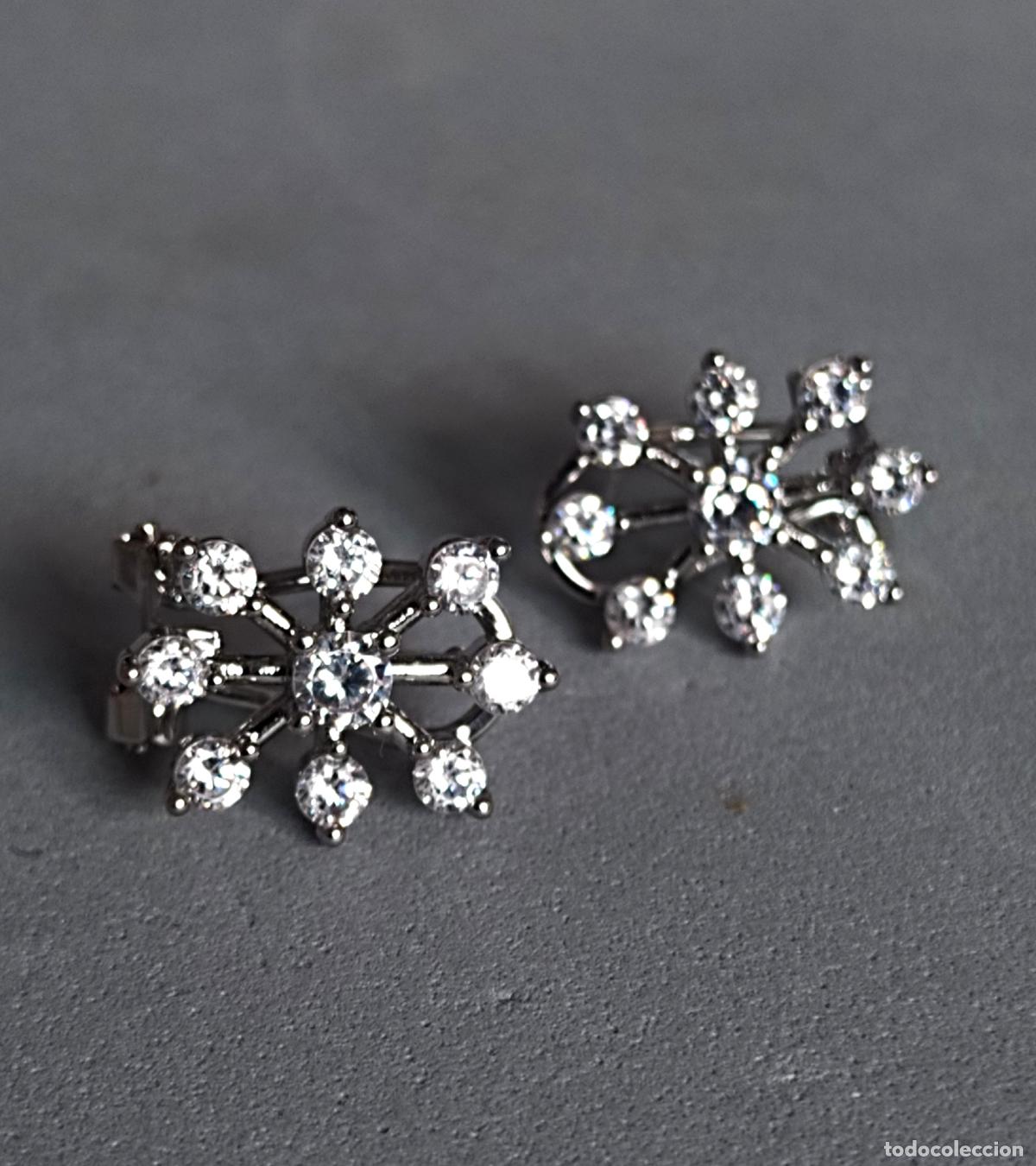 Joyeria: Pendientes plateados con brillantes cristalitos, cierre de omega.