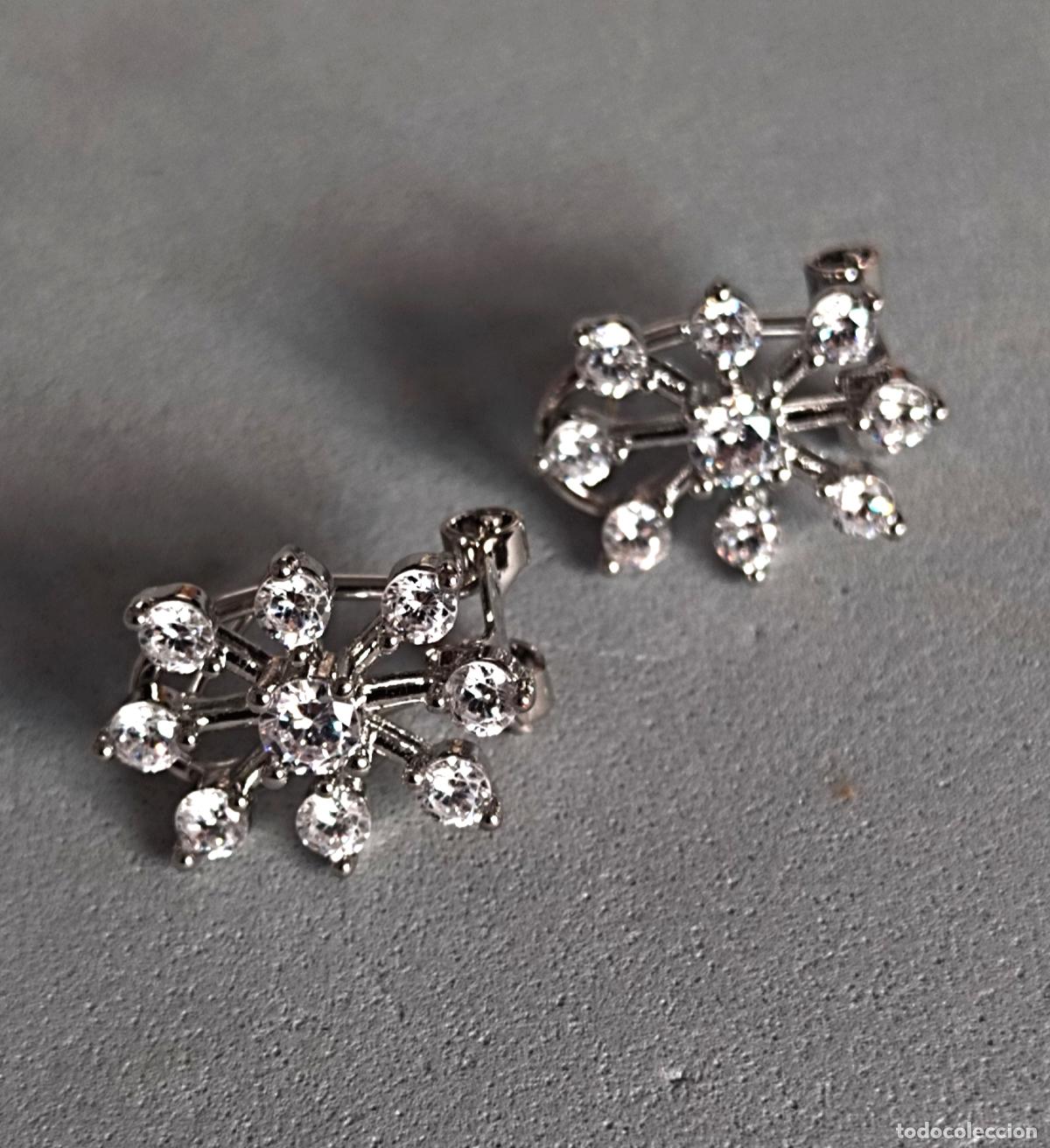 Joyeria: Pendientes plateados con brillantes cristalitos, cierre de omega.