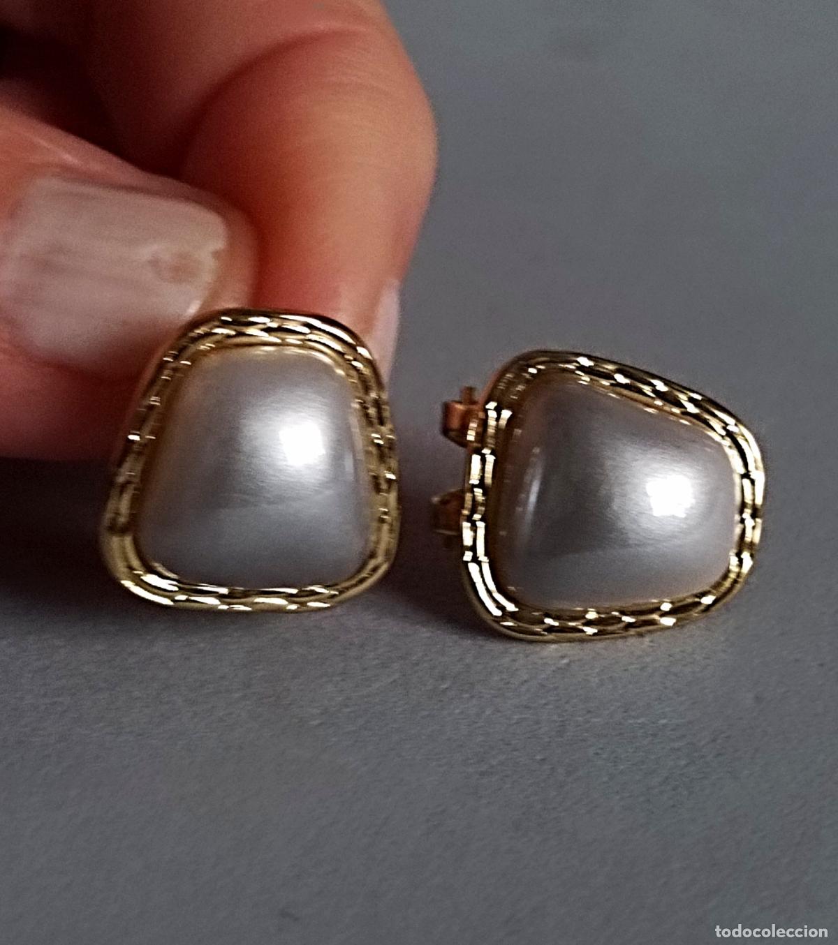 Joyeria: Pendientes dorados con perlas, bisuter&iacute;a, cierre de omega.