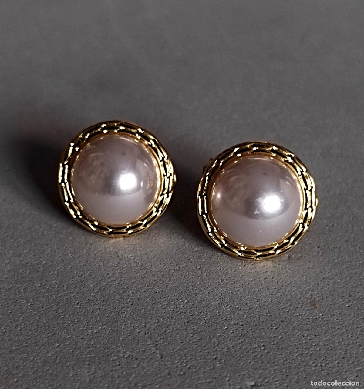 Joyeria: Pendientes dorados con perlas, bisuter&iacute;a, cierre de omega.