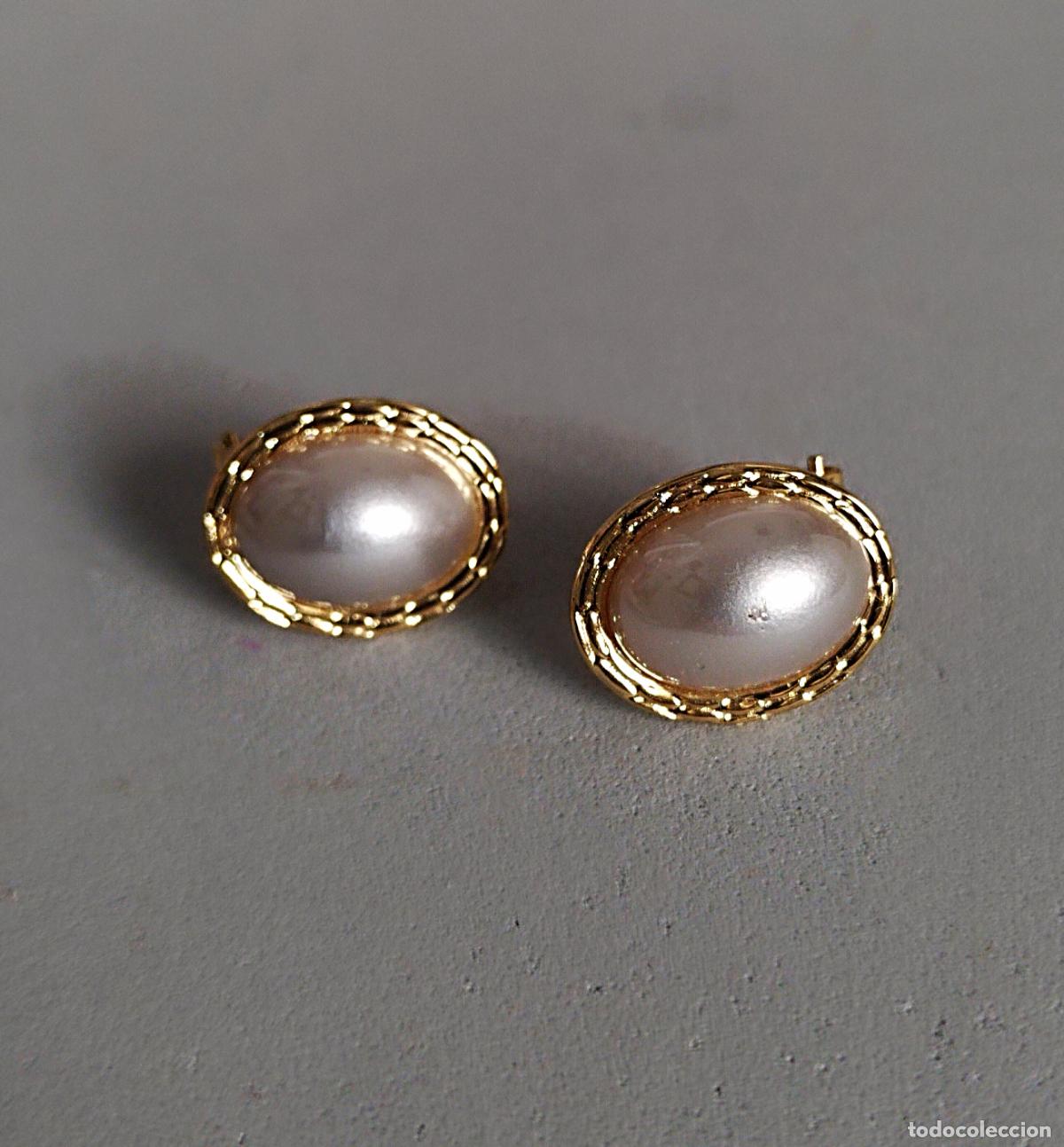 Joyeria: Pendientes dorados con perlas, forma ovalada, cierre de omega. - Foto 2