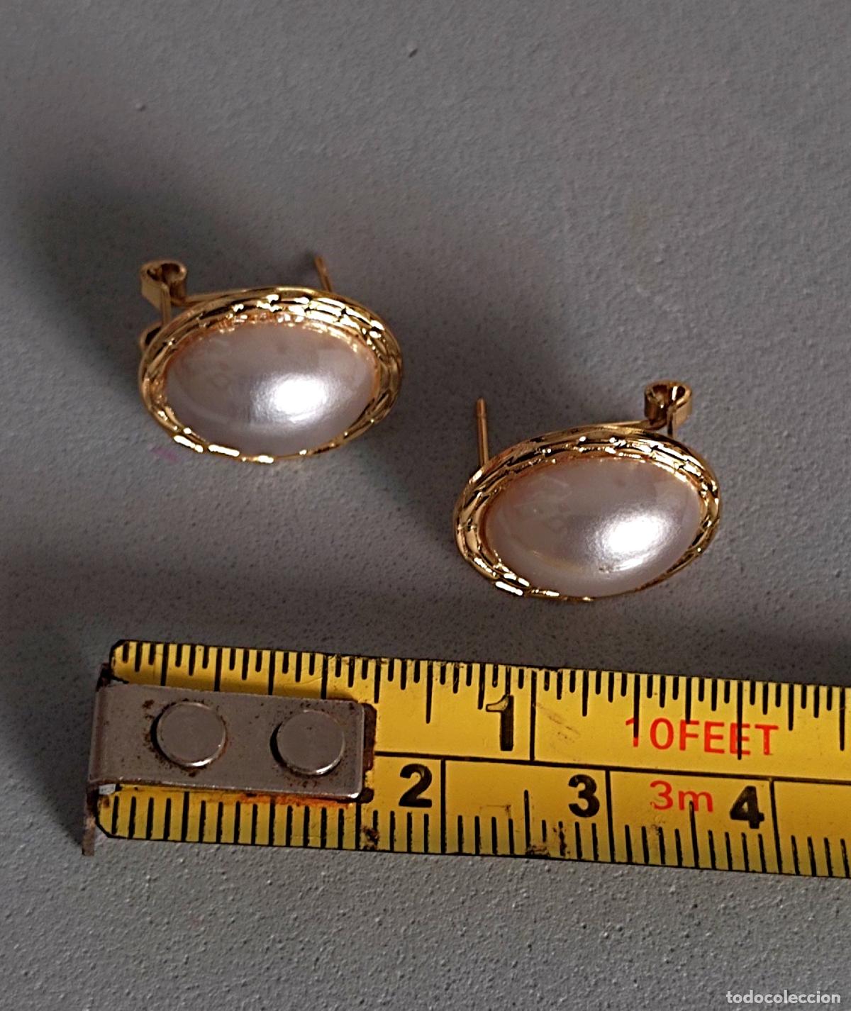 Joyeria: Pendientes dorados con perlas, forma ovalada, cierre de omega. - Foto 3