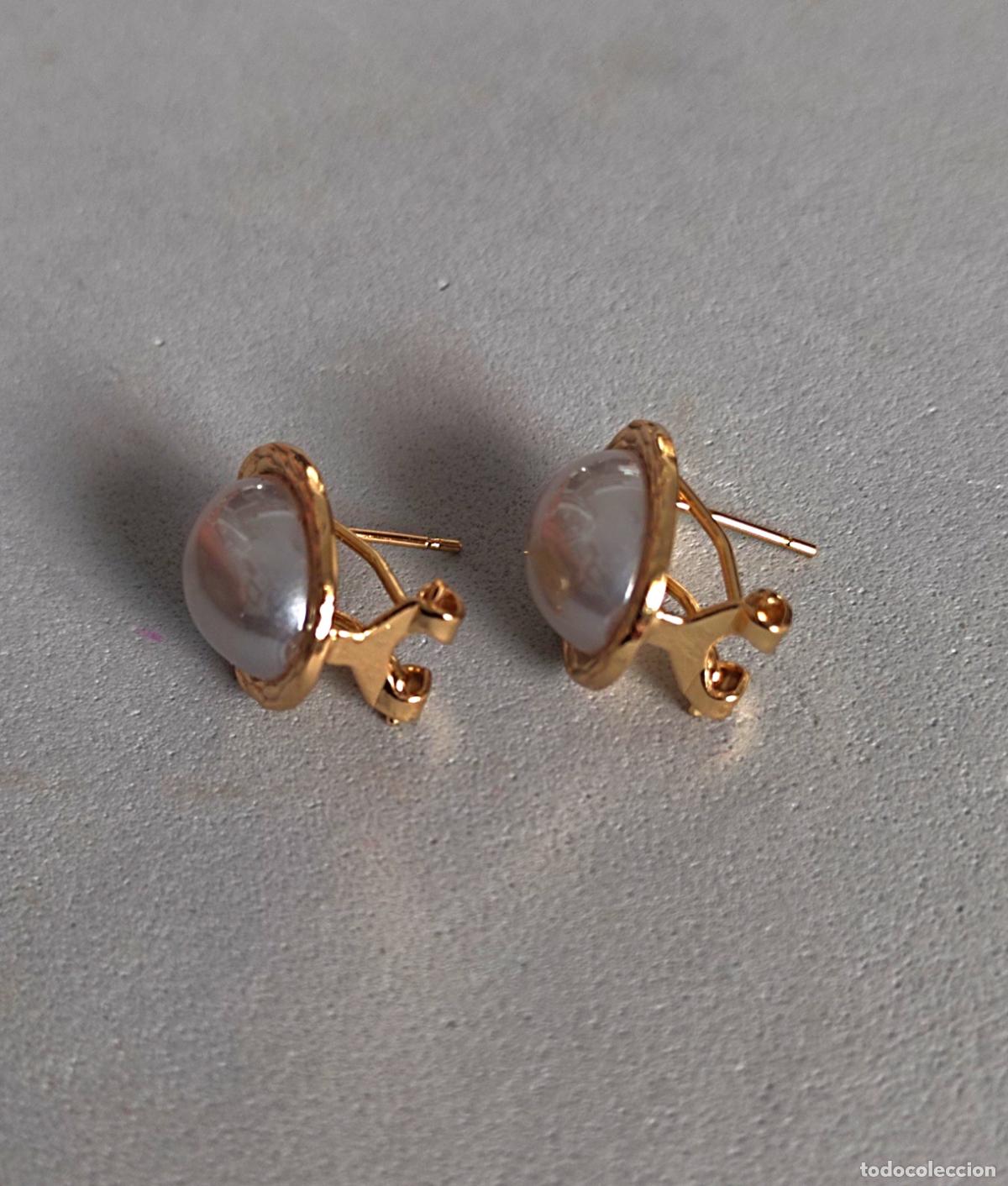 Joyeria: Pendientes dorados con perlas, forma ovalada, cierre de omega. - Foto 4