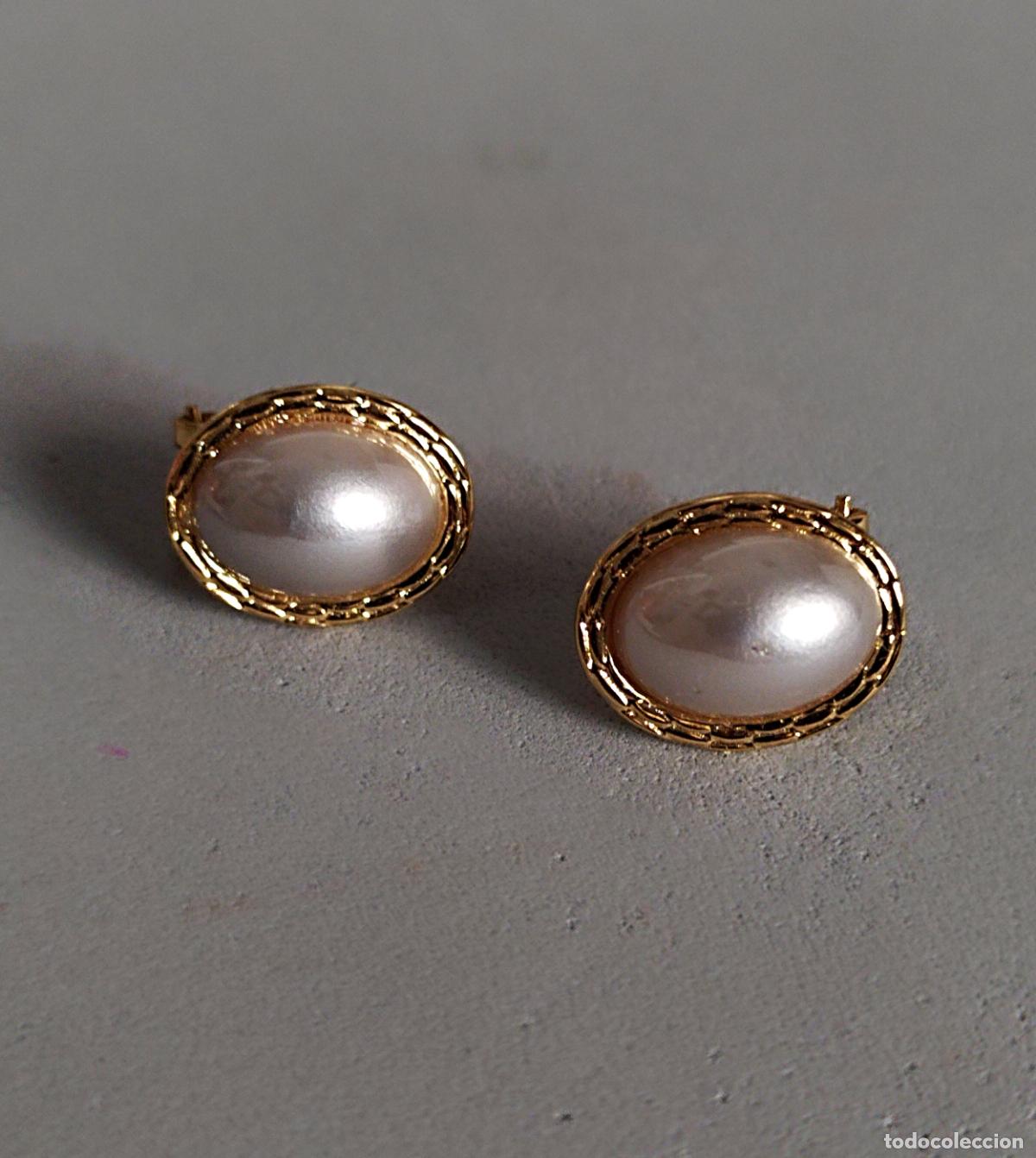 Joyeria: Pendientes dorados con perlas, forma ovalada, cierre de omega. - Foto 5