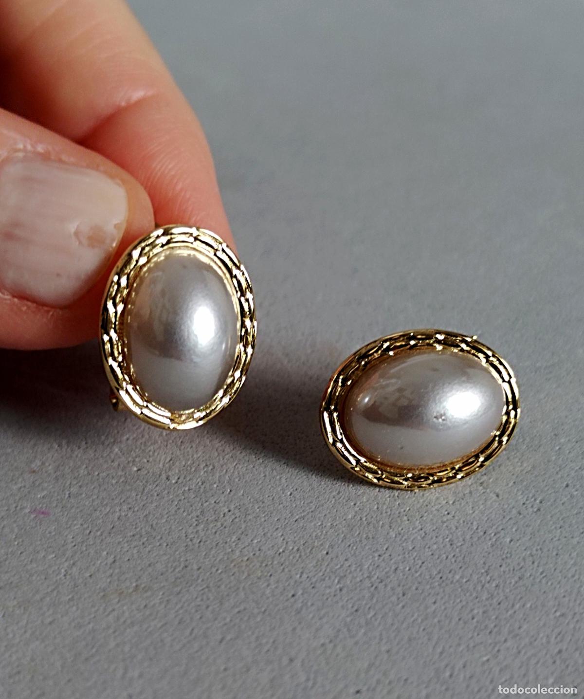 Joyeria: Pendientes dorados con perlas, forma ovalada, cierre de omega. - Foto 1