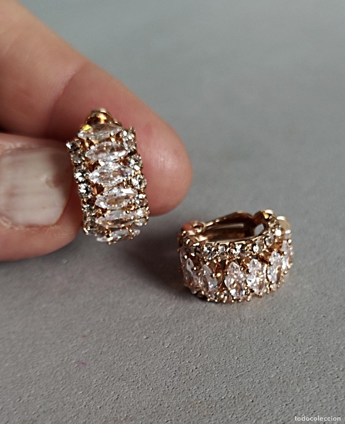 Joyeria: Pendientes dorados con brillantes cristalitos, cierre de omega.