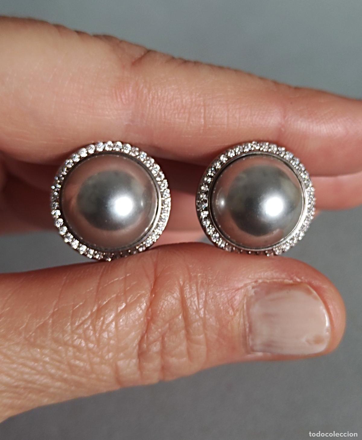 Joyeria: Pendientes plateados con perla gris, cierre de omega. Bisuter&iacute;a.