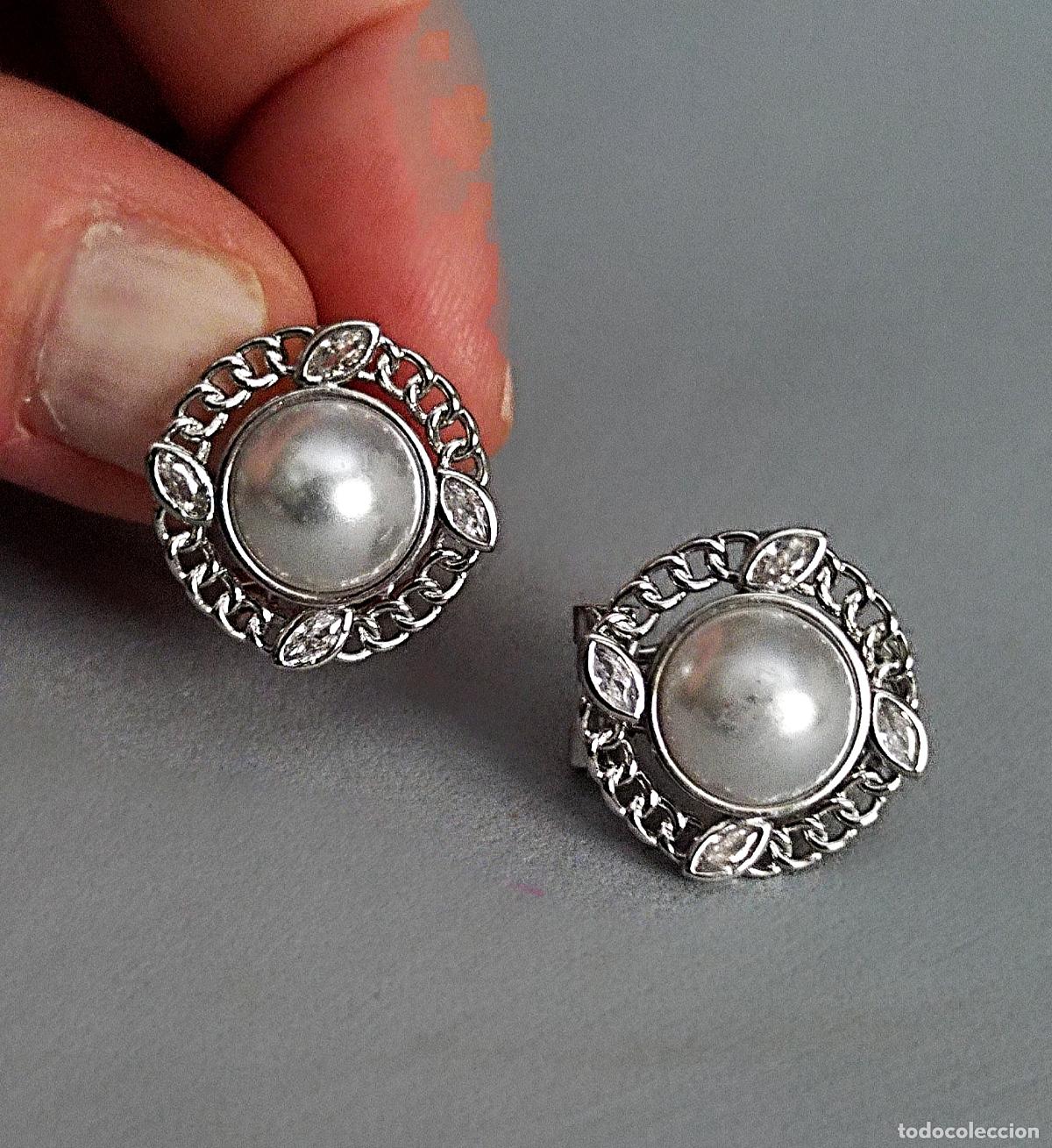 Joyeria: Pendientes plateados con perla y brillantitos, bisuter&iacute;a.