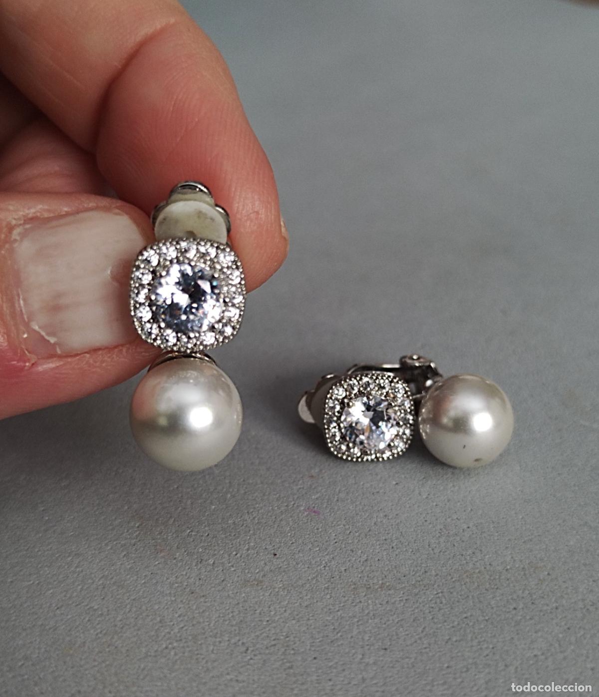 Joyeria: Pendientes plateados con perla y circonita, bisuter&iacute;a.