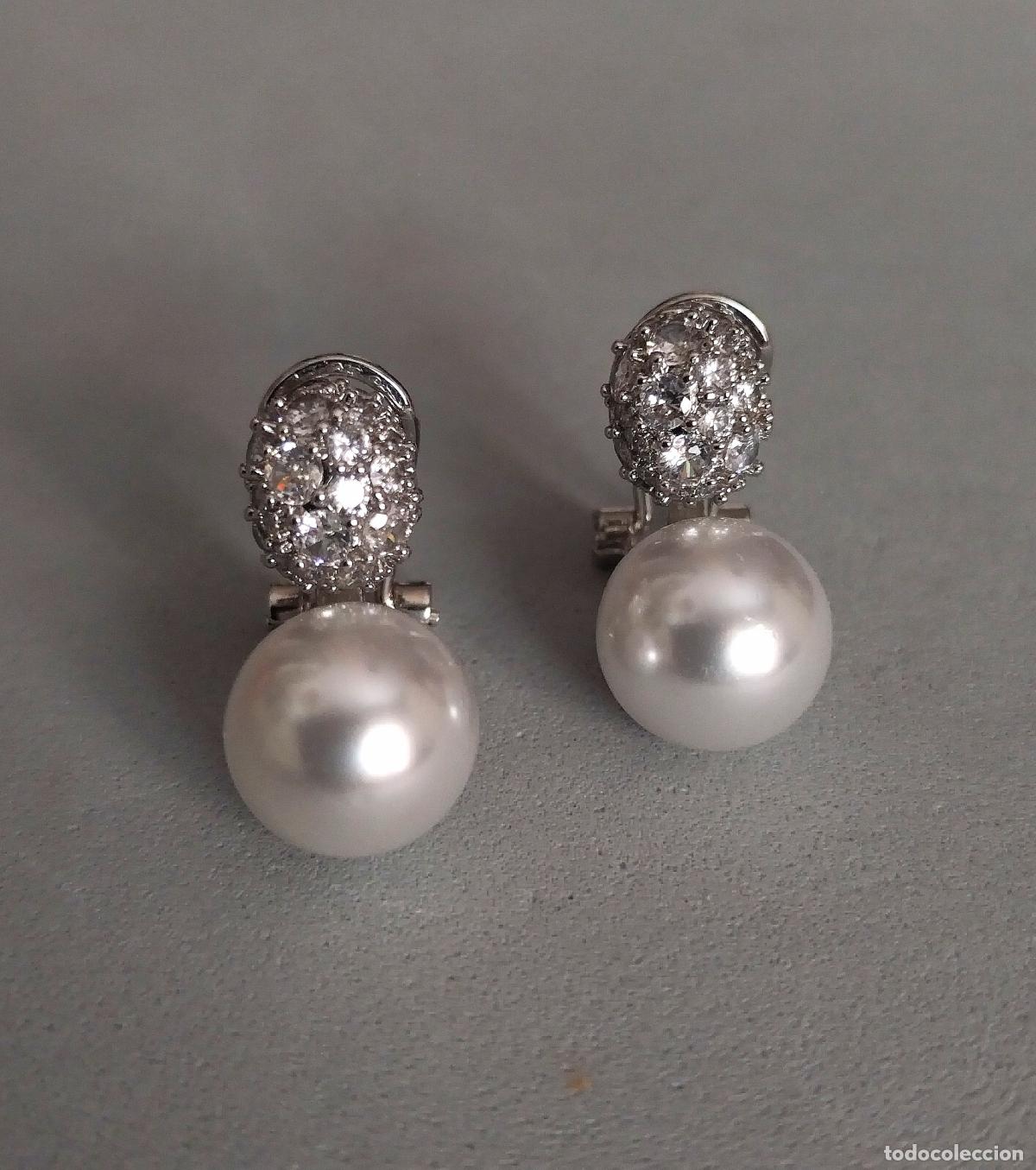 Joyeria: Pendientes plateados con perla y brillantitos, cierre de omega. Bisuter&iacute;a.