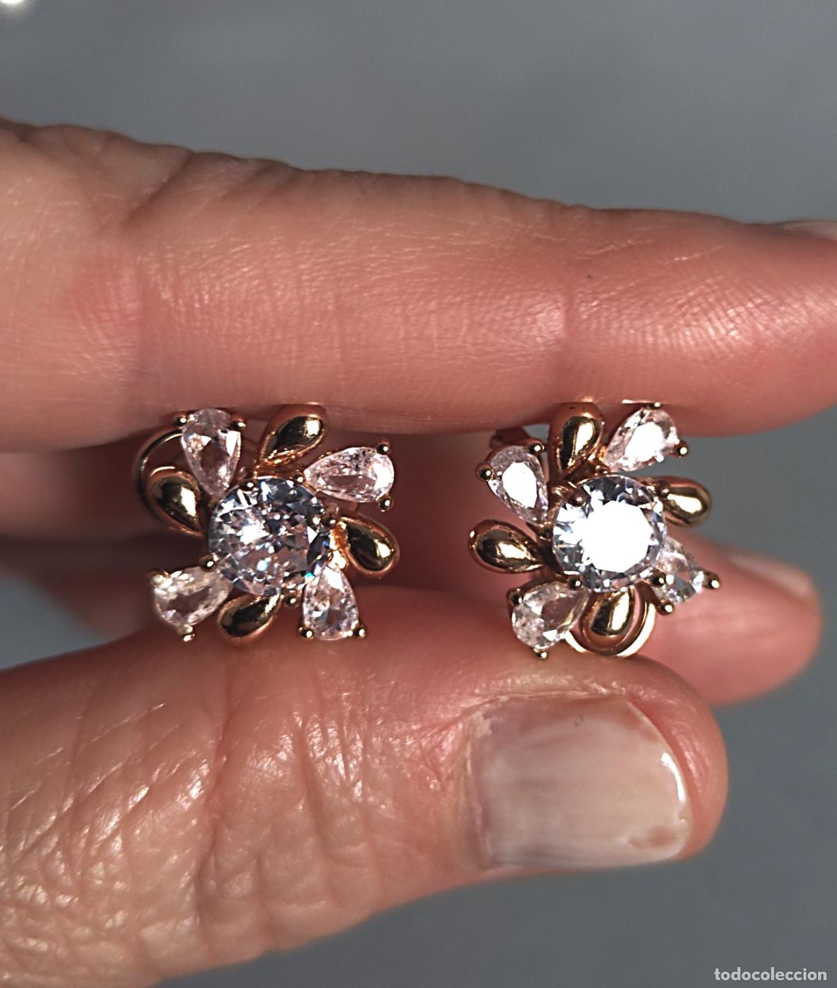 Joyeria: Pendientes dorados con circonitas, cierre de omega, bisuter&iacute;a.