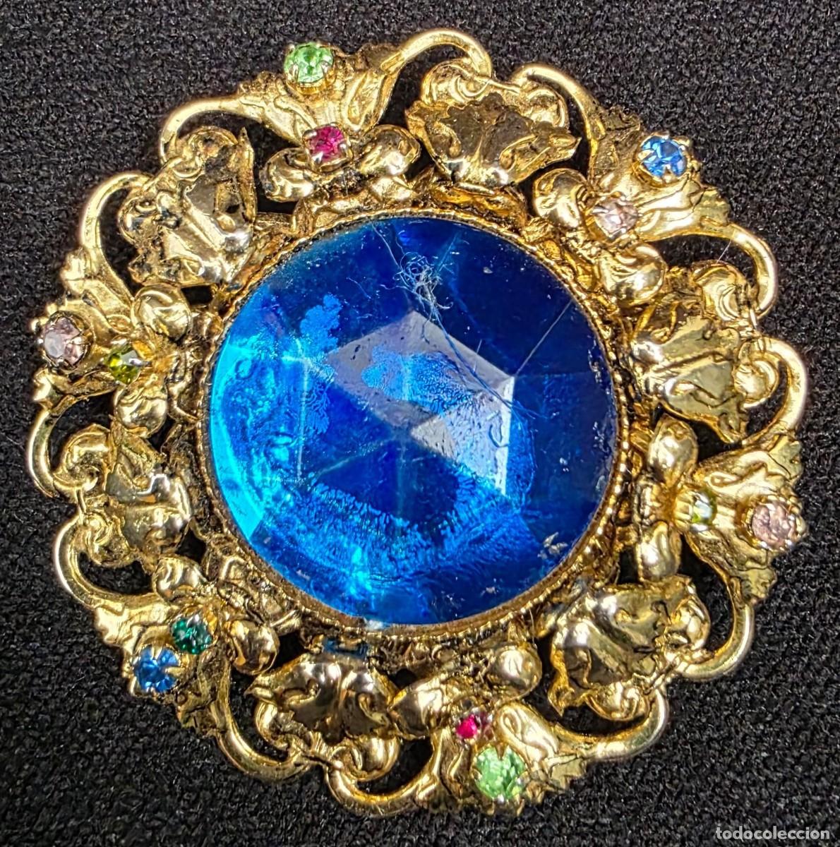 Joyeria: Broche Vintage Dorado con Gran Cristal Azul Facetado y Pedrer&iacute;a Multicolor 5 cm