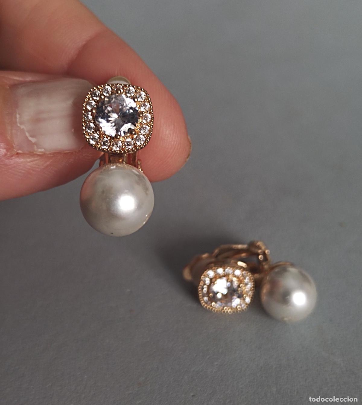 Joyeria: Pendientes dorados con perla y circonita, cierre de clip.