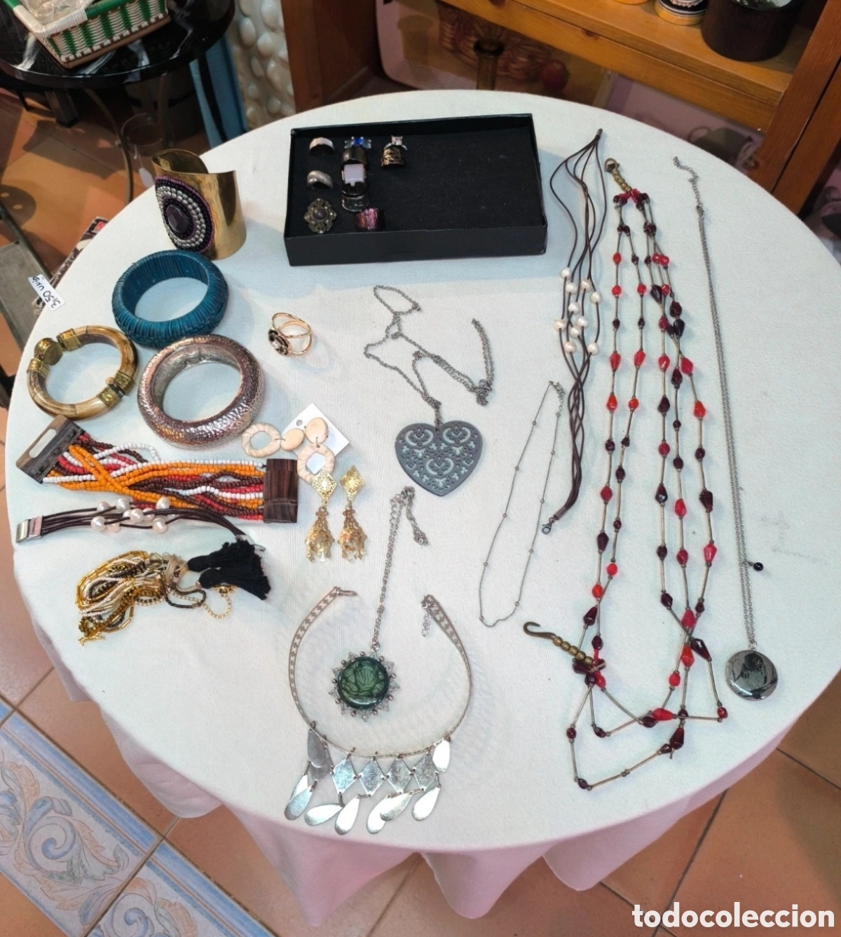 Joyeria: Gran lote de m&aacute;s de 25 piezas de bisuter&iacute;a