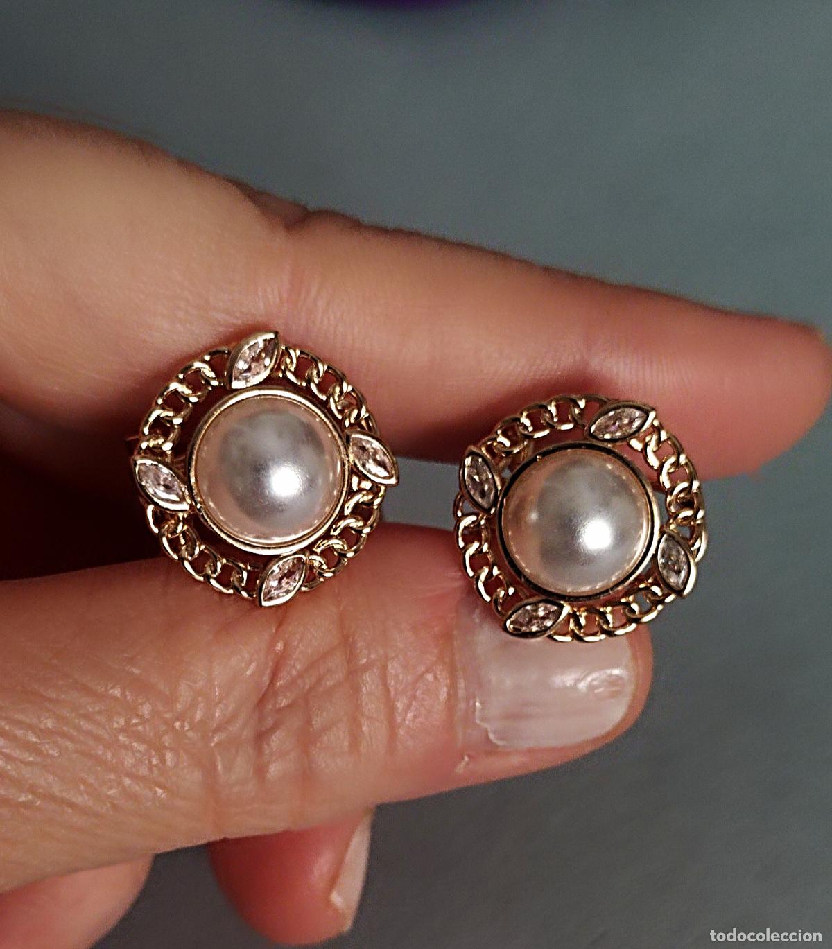Joyeria: Pendientes dorados con perlas, bisuter&iacute;a, cierre de omega.