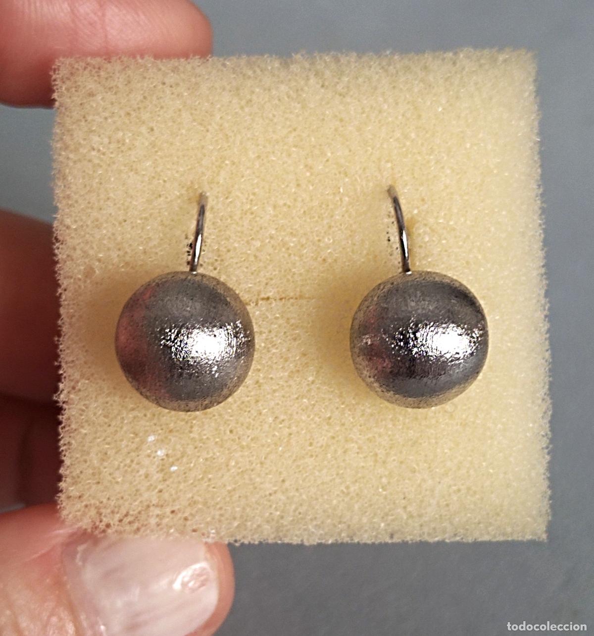 Joyeria: Pendientes plateados de bola.