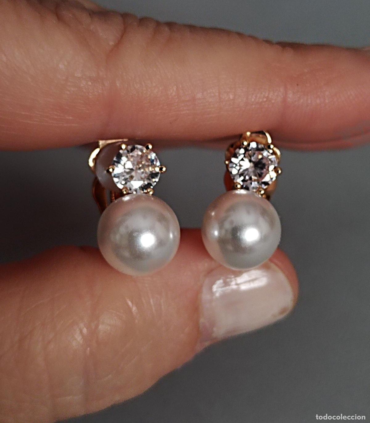 Joyeria: Pendientes dorados con perlas y circonitas.