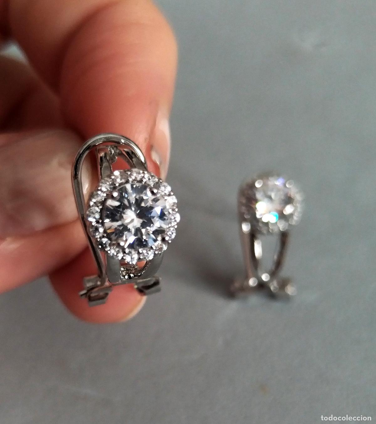 Joyeria: Pendientes plateados con circonitas.