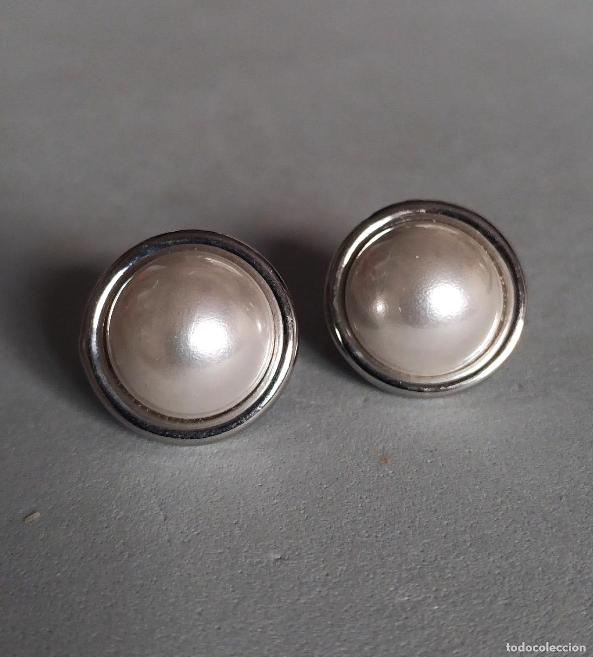 Joyeria: Pendientes plateados con perla, cierre de omega.