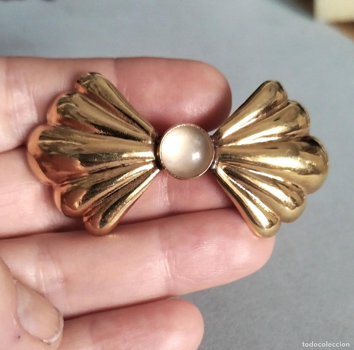 Joyeria: Bonito broche dorado, forma de lazo.