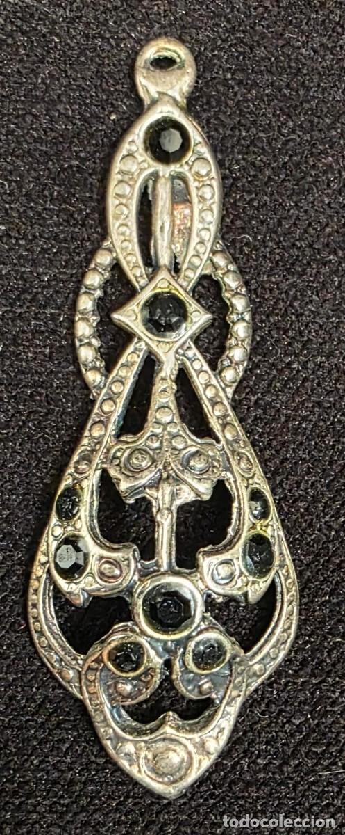 Joyeria: Antiguo Colgante Modernista Calado con Cristales Negros &ndash; Bisuter&iacute;a Art D&eacute;co Vintage &ndash; 5,5 cm