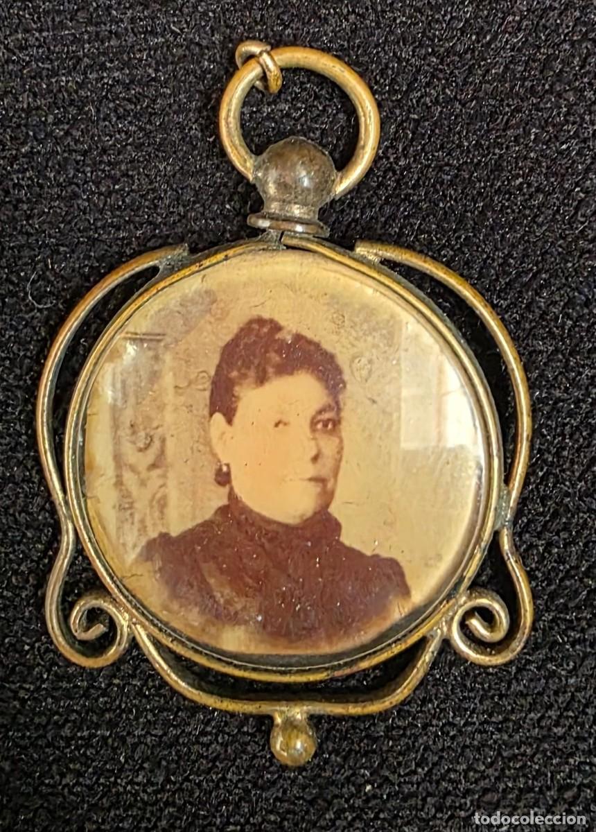 Joyeria: Antiguo Colgante Portafotos de Luto con Retrato Femenino &ndash; Marco Modernista en Metal Dorado &ndash; 4 cm