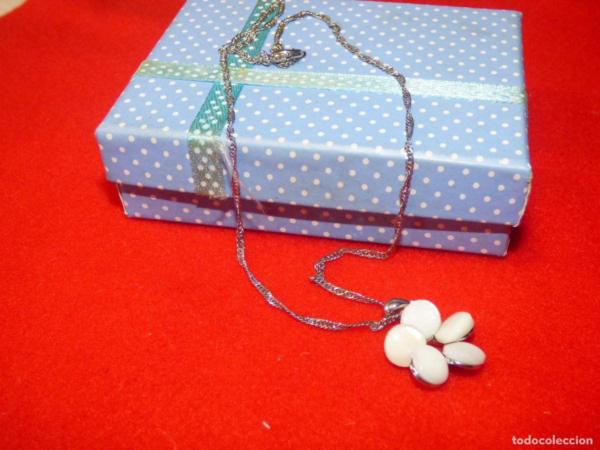 Joyeria: Colgante flor de nacar,con cadena color plata.