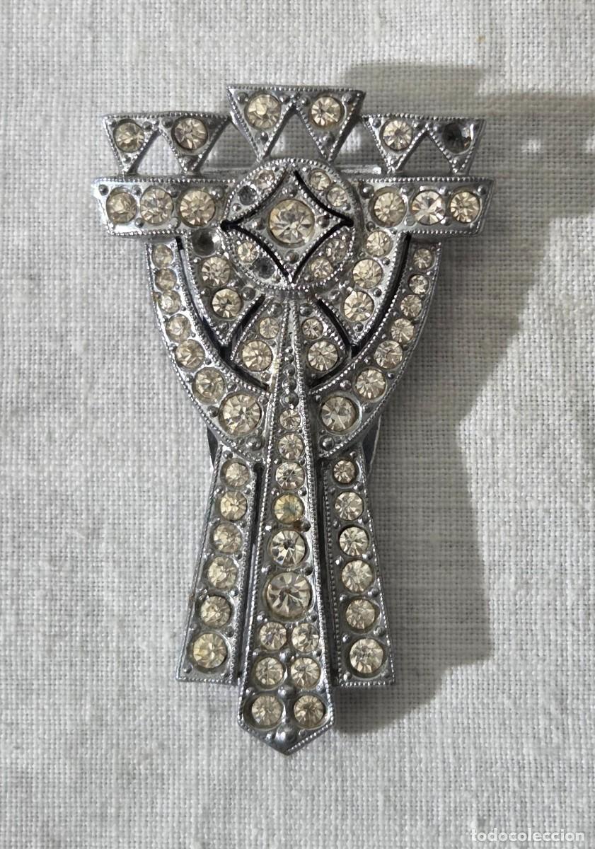Joyeria: Pinza estilo modernista en metal plateado y pedreria, principios siglo XX