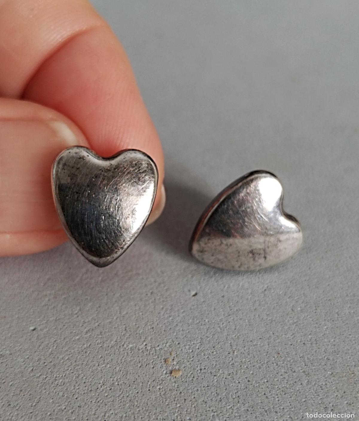 Joyeria: Pendientes plateados forma coraz&oacute;n.