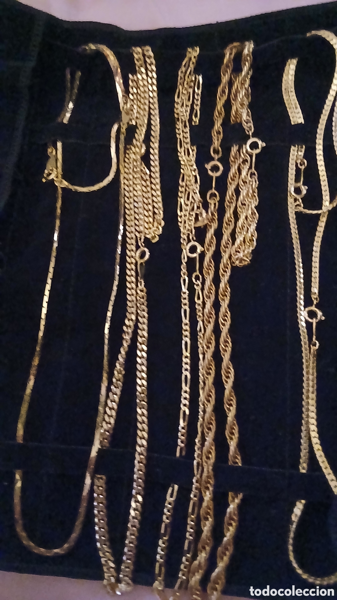 Joyeria: Cinco cadenas para cuello y pulseras a juego m&aacute;s pendientes.