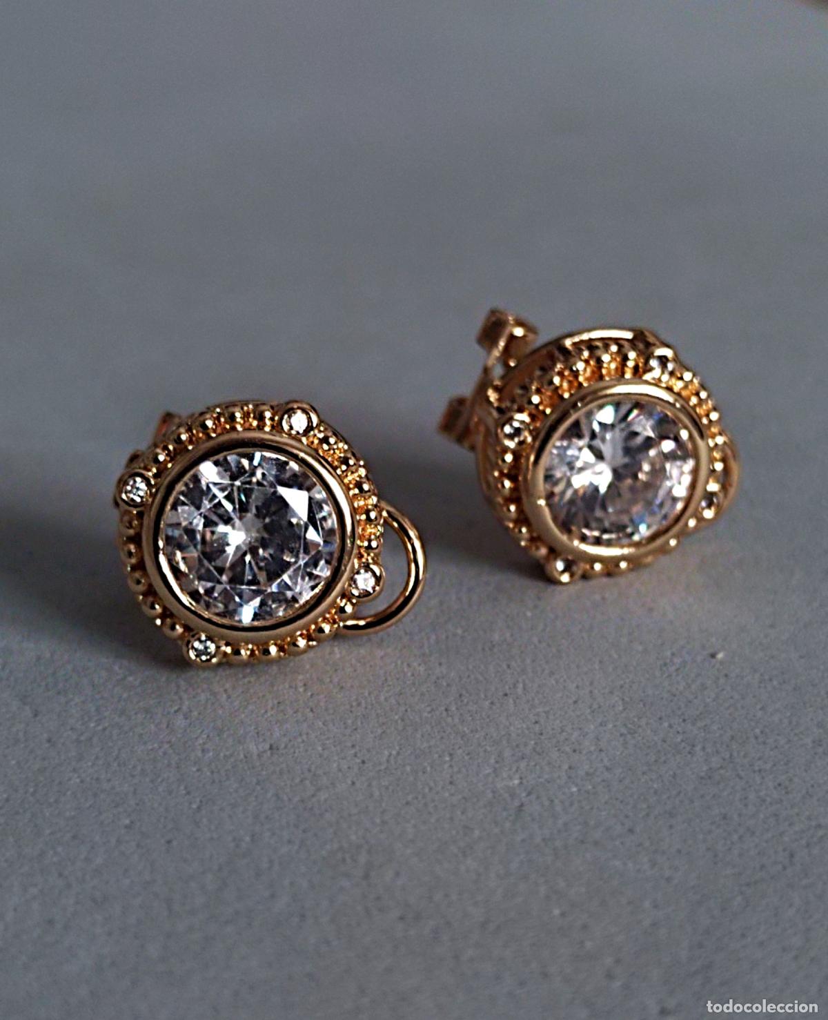 Joyeria: Pendientes dorados con circonitas, cierre de omega.
