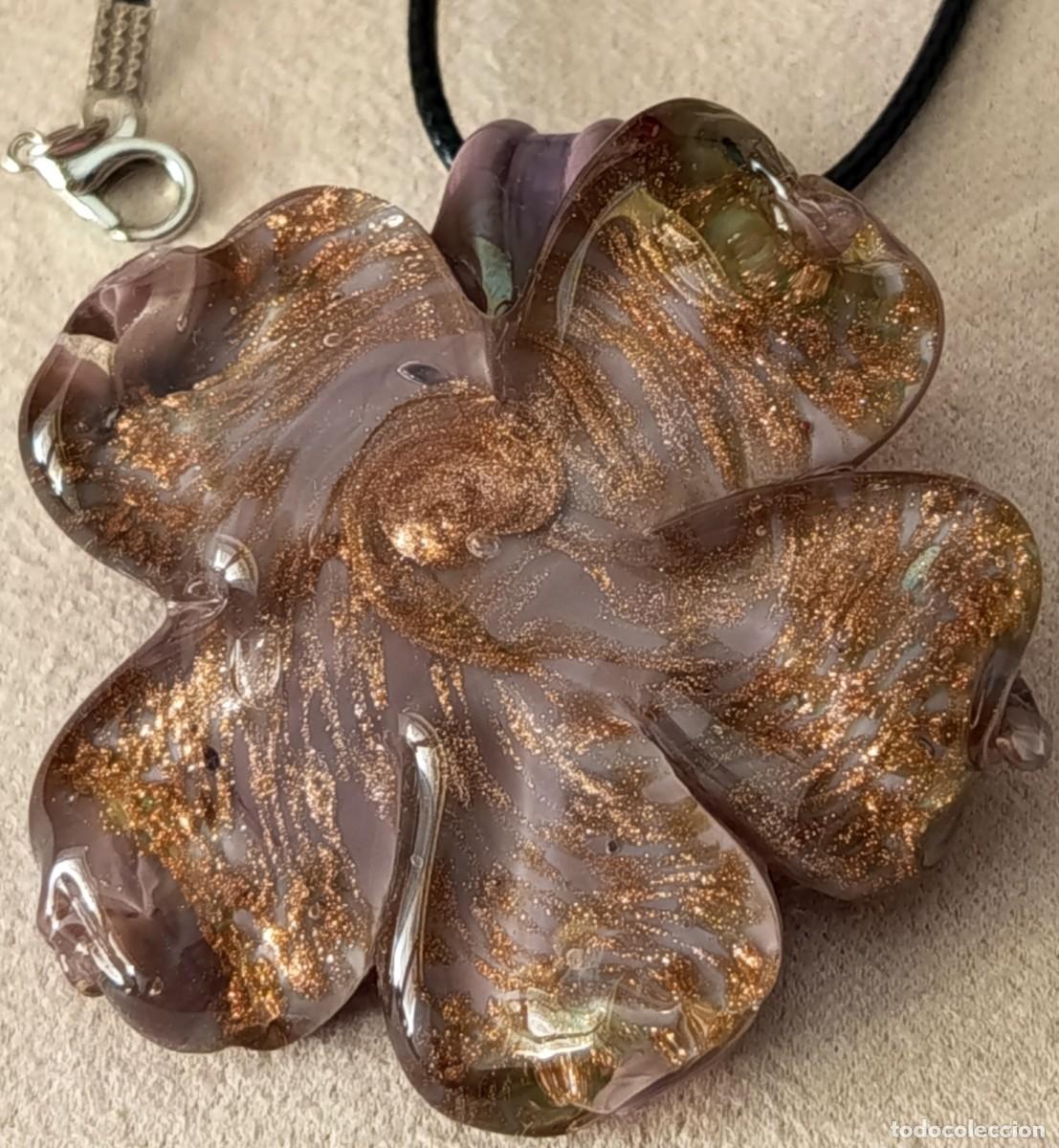 Joyeria: ATRACTIVO COLGANTE DE CRISTAL DE MURANO EN FORMA DE FLOR CON DETALLES DORADOS