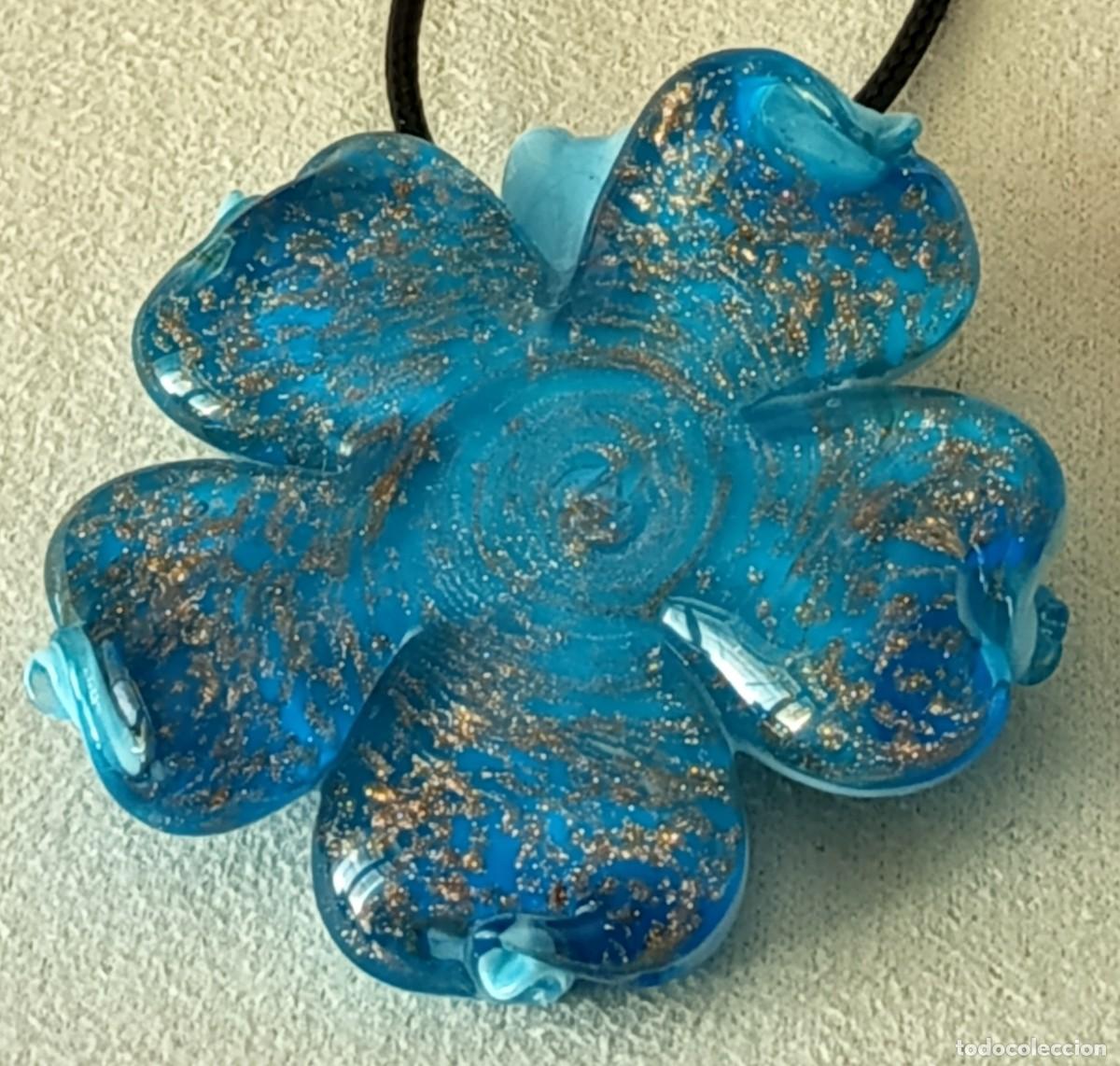 Joyeria: COLORIDO COLGANTE DE CRISTAL DE MURANO EN FORMA DE FLOR EN TONO CELESTE CON DETALLES DORADOS