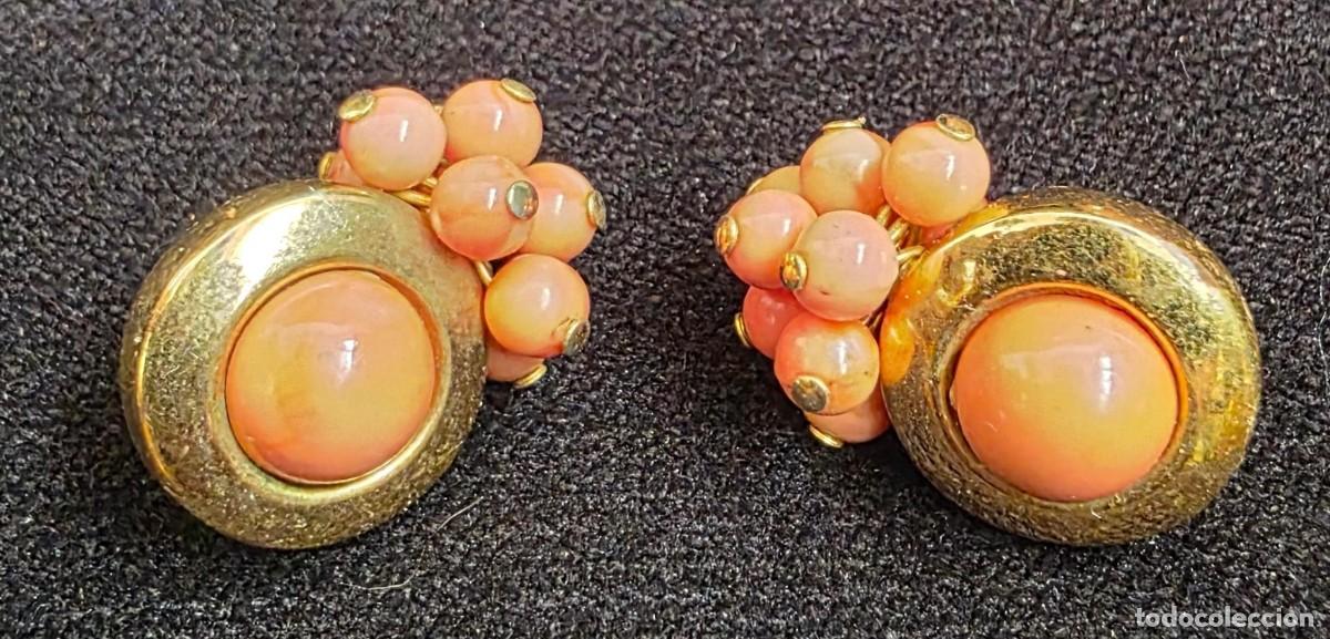 Joyeria: Pendientes Vintage Dorados con Cabuj&oacute;n Coral Rosa y Racimo de Cuentas &ndash; Bisuter&iacute;a Retro de 2 cm