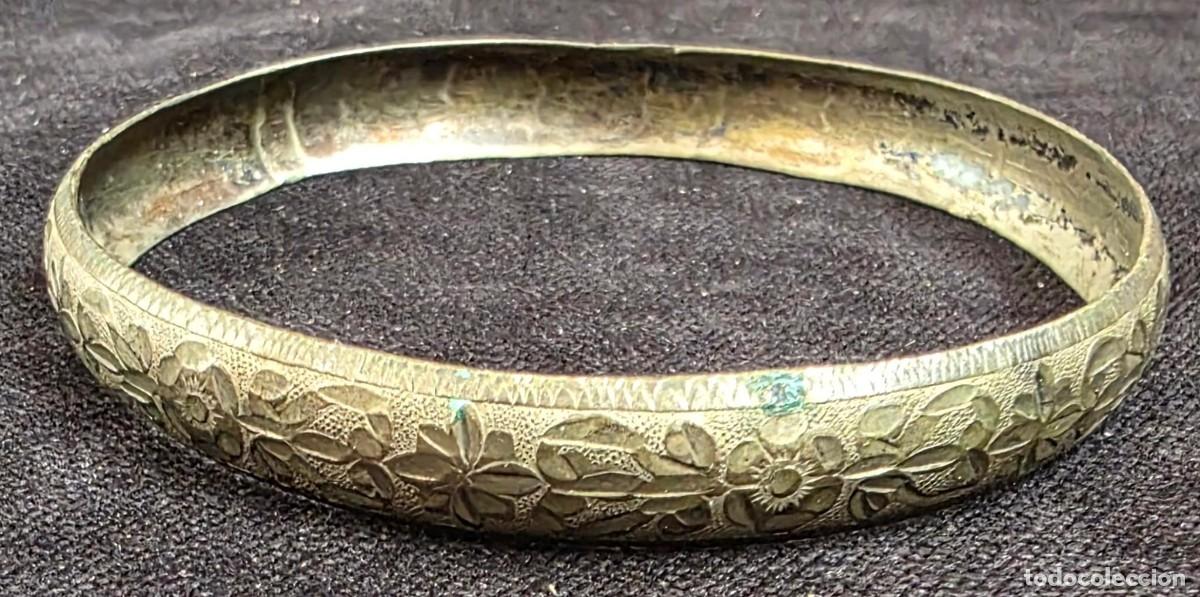 Joyeria: Pulsera Vintage de Metal Dorado con Relieve Floral Grabado &ndash; 6 cm Di&aacute;metro