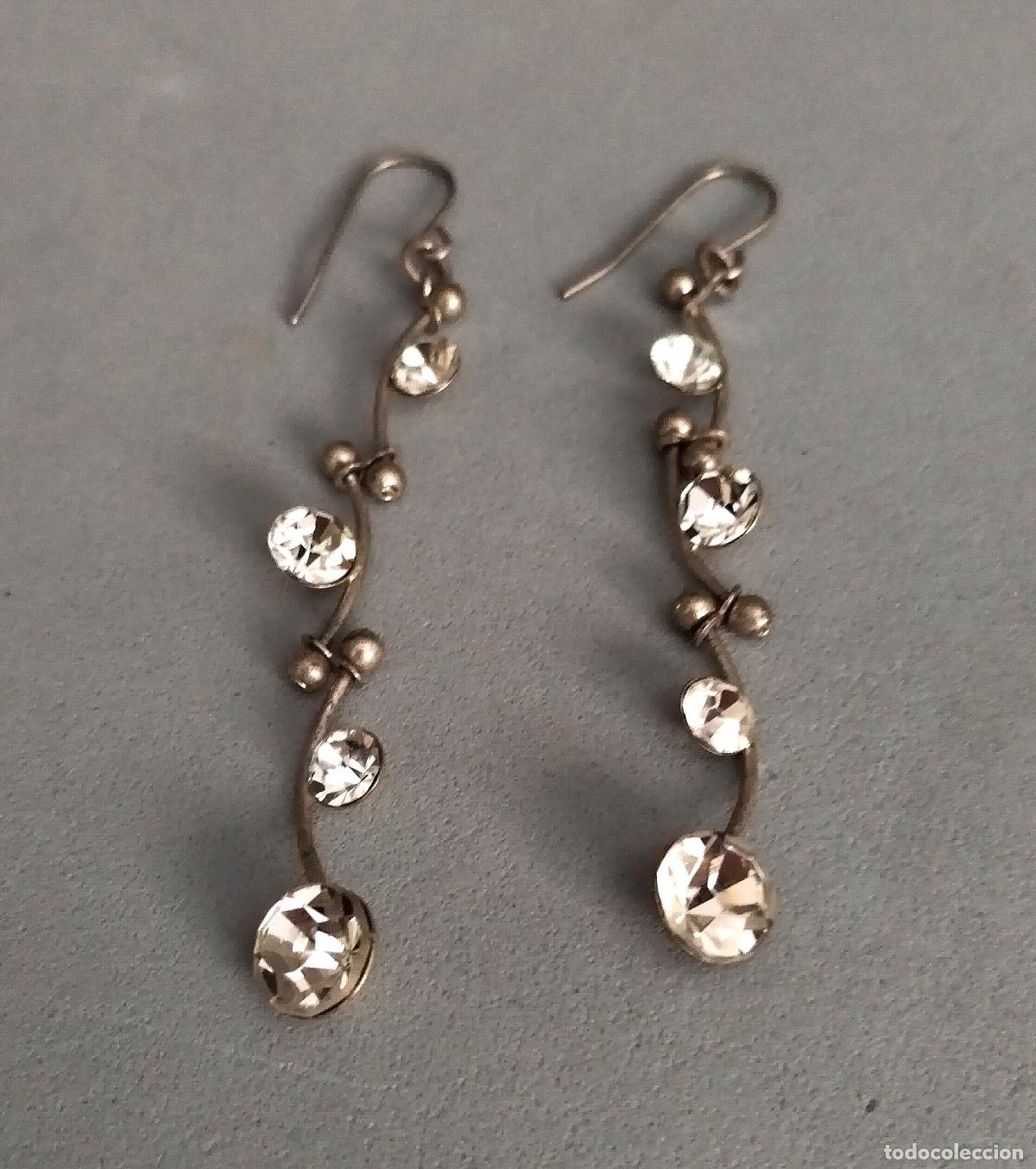 Joyeria: Pendientes largos plateados, con brillantes cristalitos.