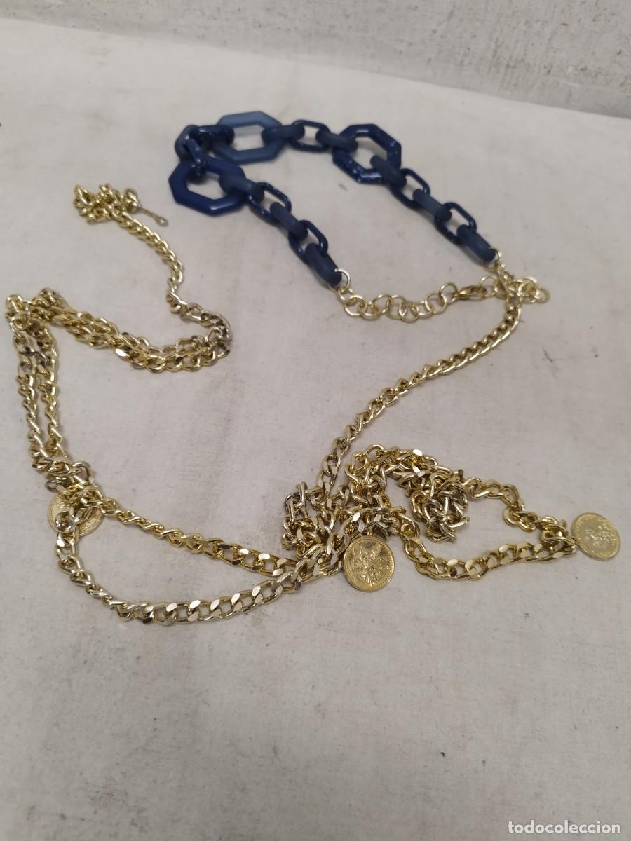Joyeria: Gran cadena de grandes eslabones de plastico de color azul, y metal color dorado. Con monedas adorno
