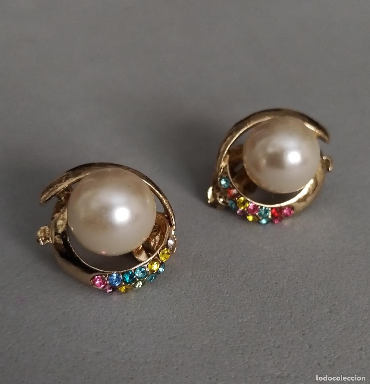 Joyeria: Pendientes dorados con perlas y brillantitos de colores.