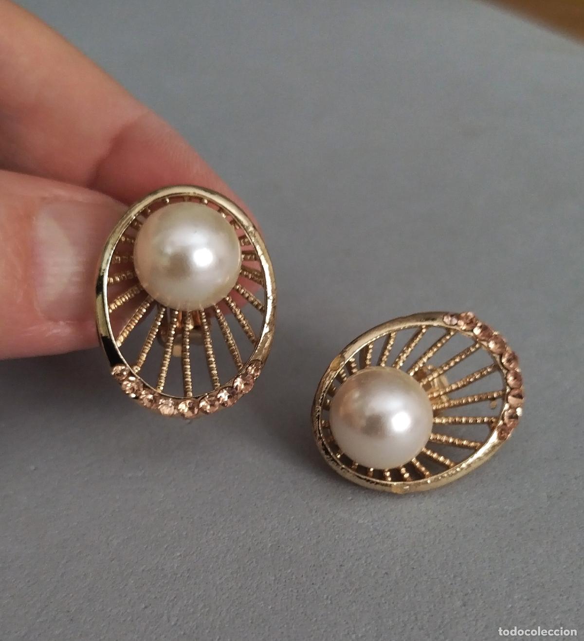 Joyeria: Pendientes dorados con perlas y brillantitos de colores.