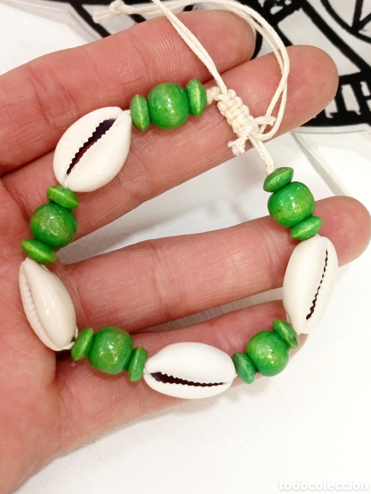 Joyeria: Pulsera bohemia con caracolas naturales y madera color verde, nueva