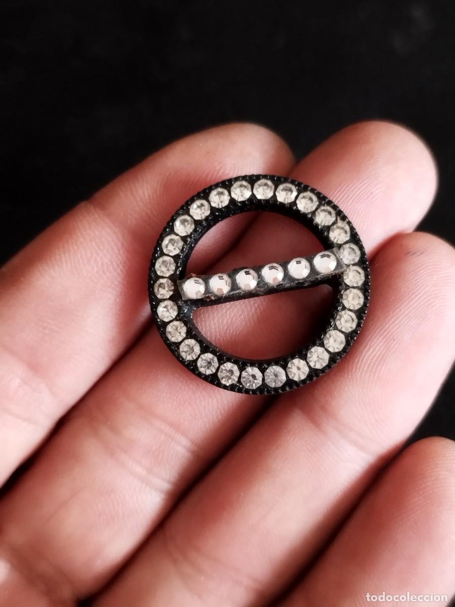 Joyeria: Adorno redondo, tipo broche, bot&oacute;n.