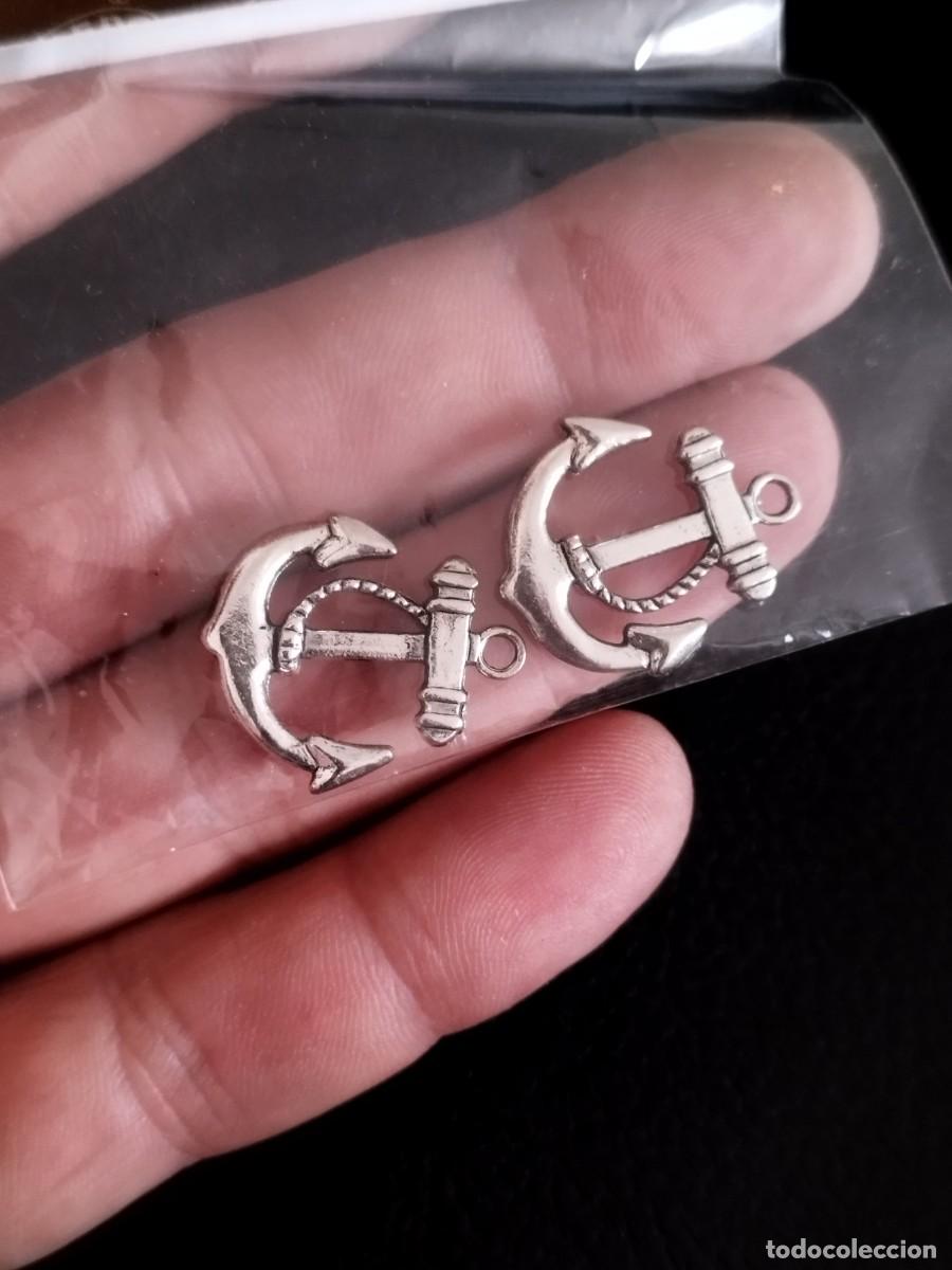 Joyeria: Dos adornos met&aacute;licos en forma de ancla. Para Pendientes collar.