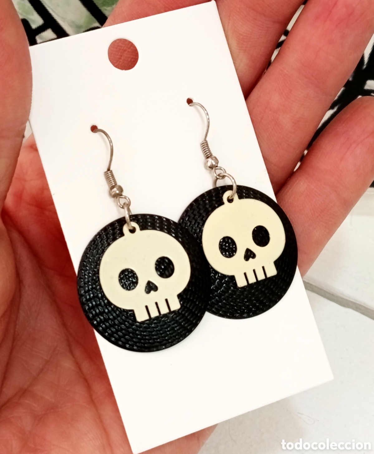 Joyeria: Pendientes con calavera color negro y crema, nuevos