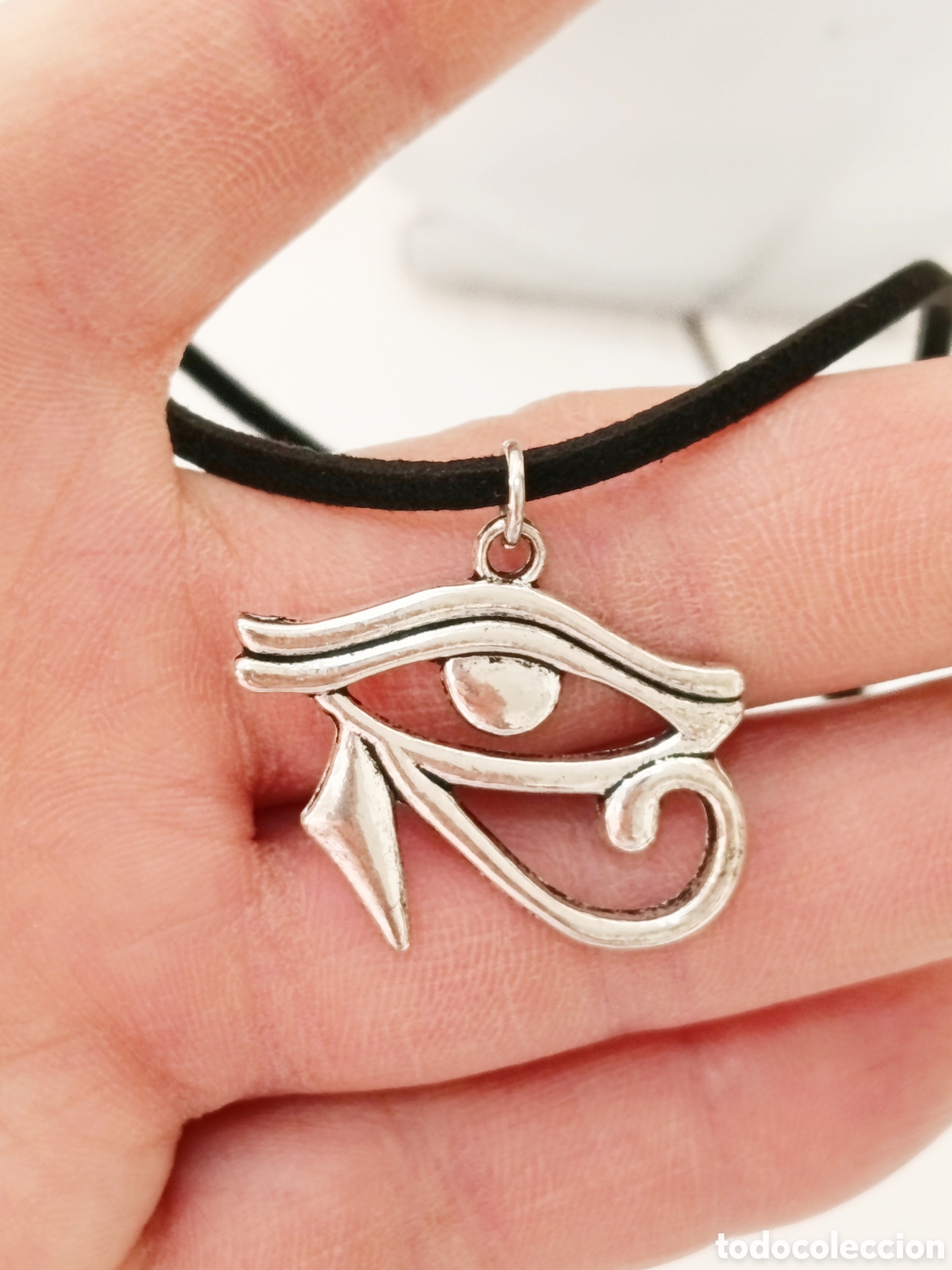 Joyeria: Colgante de protecci&oacute;n ojos de Ra preparado energ&eacute;ticamente con palo santo, nuevo