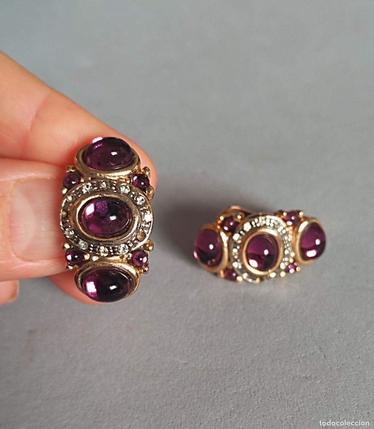Joyeria: Pendientes dorados con cristales lilas, morados.