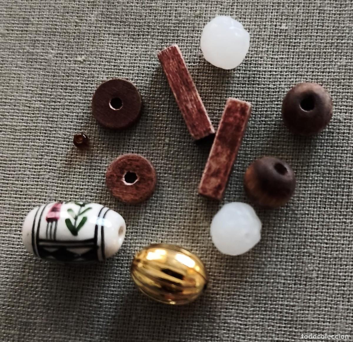 Joyeria: Lote 48 peque&ntilde;as piezas / abalorios / chafas / cuentas para elaboraci&oacute;n o decoraci&oacute;n