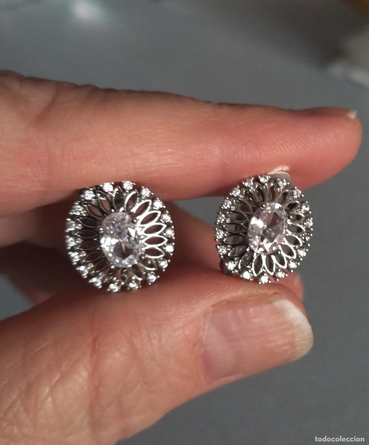 Joyeria: Pendientes plateados con brillantes cristales.